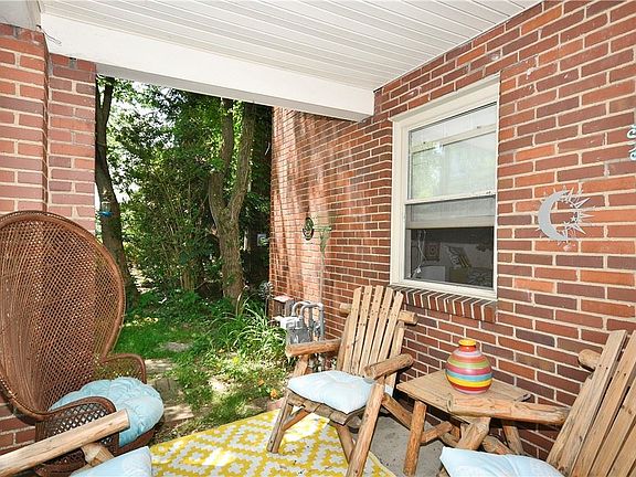 2nd image of 494-496 McCully St