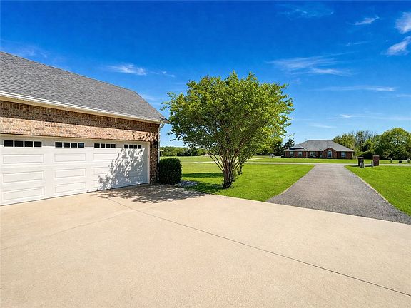 3rd image of 299 Stoneridge Cir