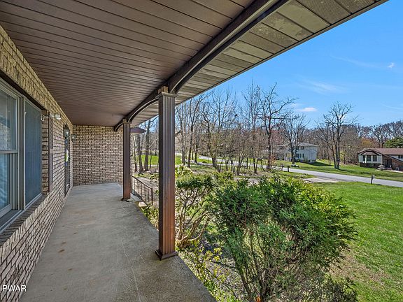 3rd image of 1031 Forest Rd