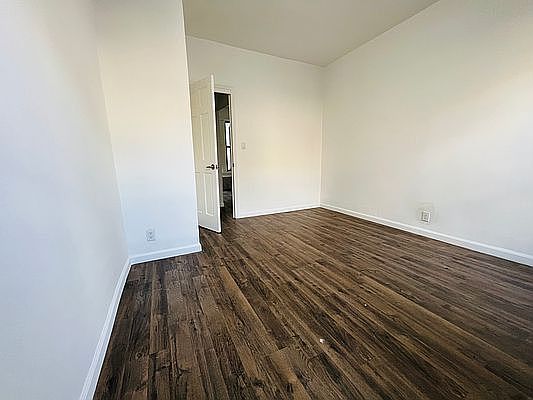 4th image of 2555 33rd St