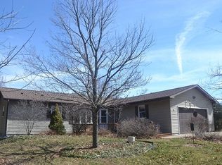 840 White Oaks Dr, Dixon, IL 61021