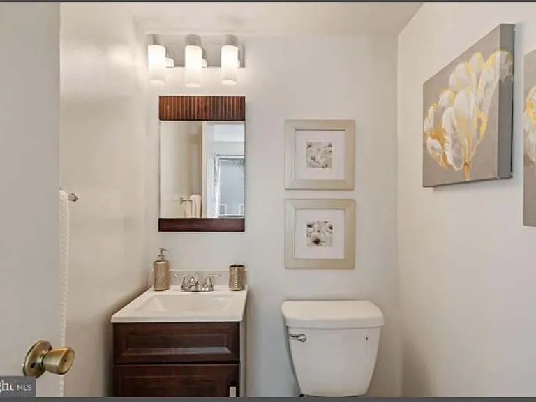 251 G St SW #A — Photo 10