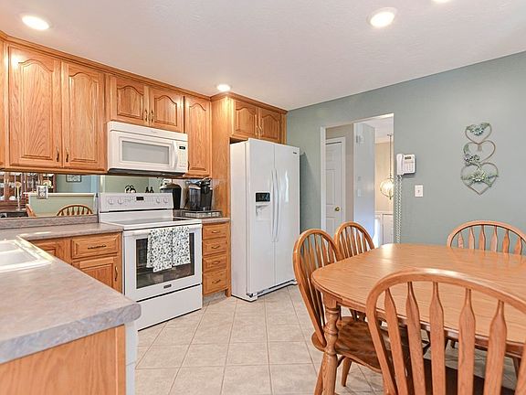 5th image of 160 Charles Cir