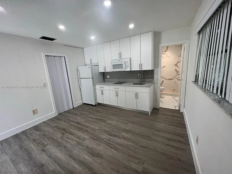 222 SW 8th St #C — Photo 2