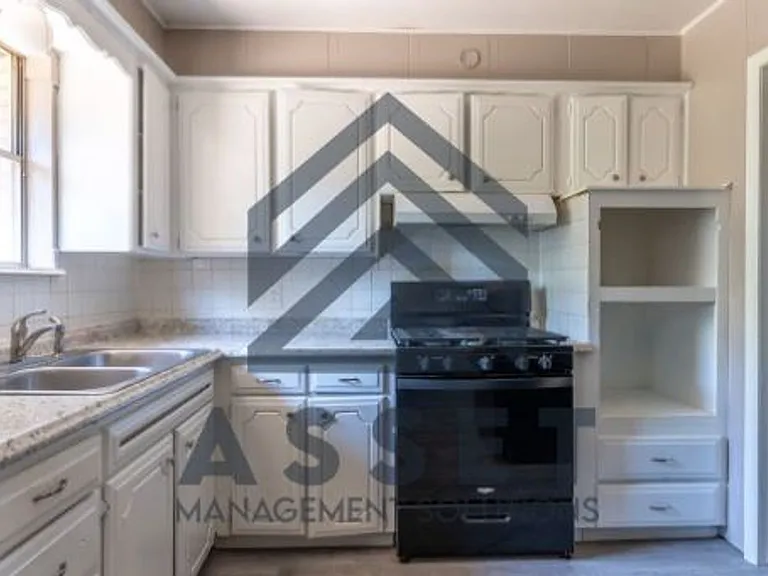3721 Parkwoods Ln — Photo 10