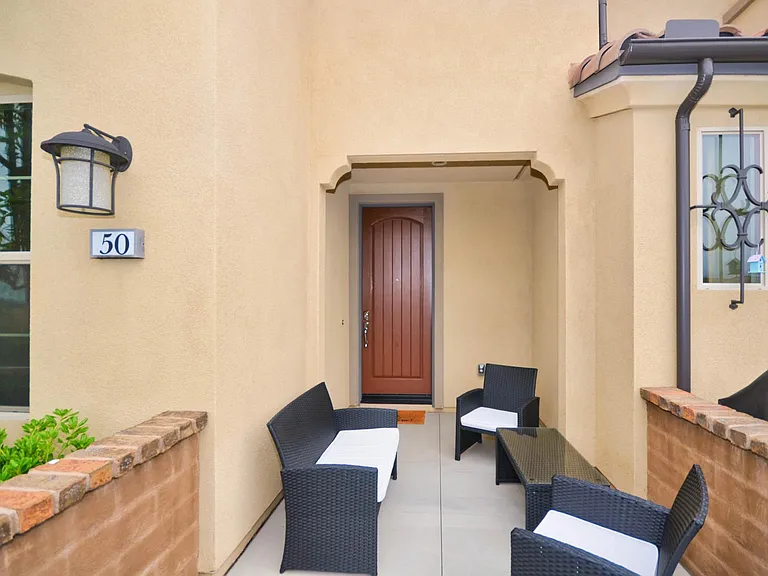 50 Finch — Photo 1