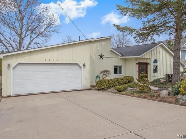 6088 Lakeview Park Dr, Linden, MI 48451