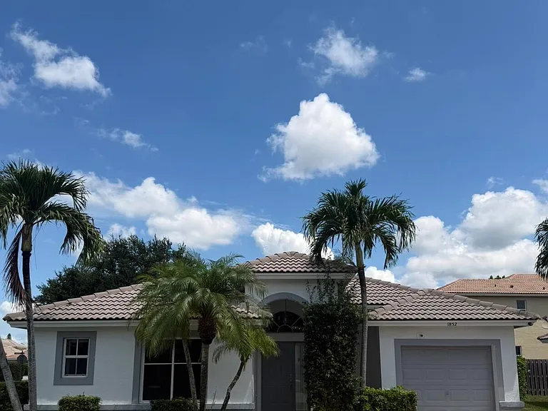 1852 Capeside Cir — Photo 1