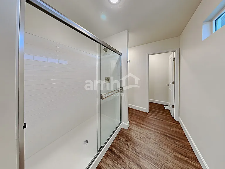 981 N Barkvine Ave — Photo 12