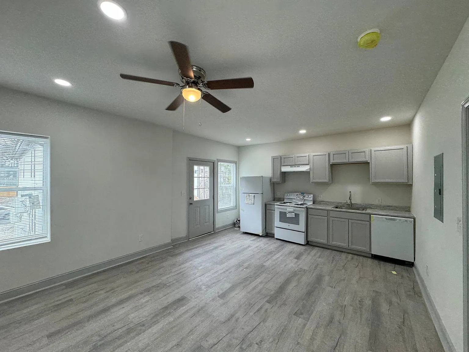 1 bed, 800 sqft, $1,300 — Photo 3