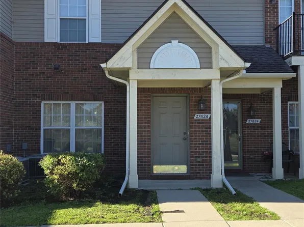 27626 Hidden Oaks Dr, Brownstown, MI 48183