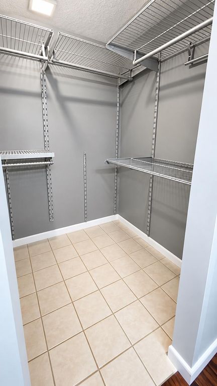 2320 S CYPRESS BEND Drive #401, photo 7