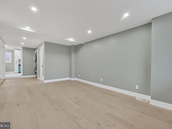 4th image of 442 Lewis St