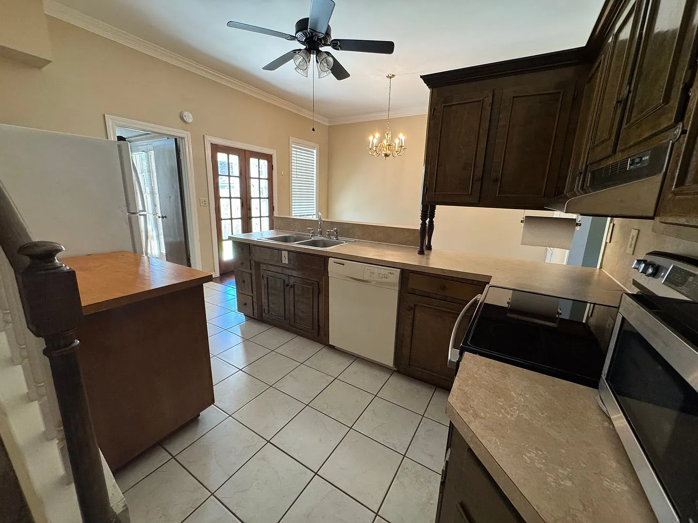 Two Story 2 bedroom, 2 bathroom home in South Highland — Photo 4