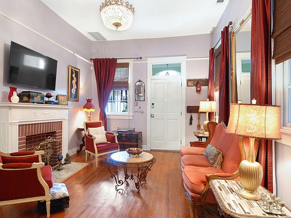 3rd image of 2009 Burgundy St