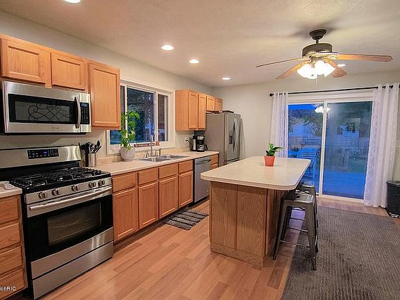4th image of 2121 Moulton Ave