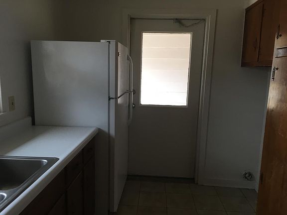 3rd image of 5042 Chestnut Dr