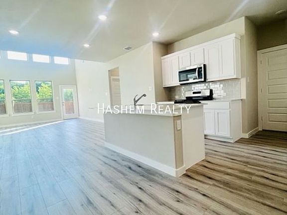 4th image of 153 Mandarin St
