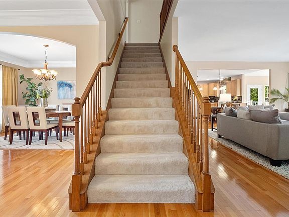 4th image of 515 Roaring Fork Dr