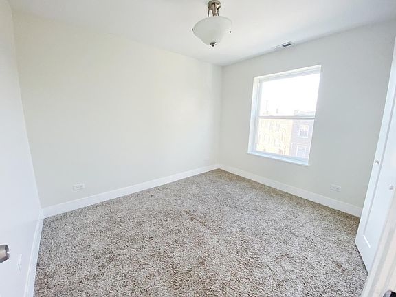 4th image of 2959 N Hamlin Ave #2B