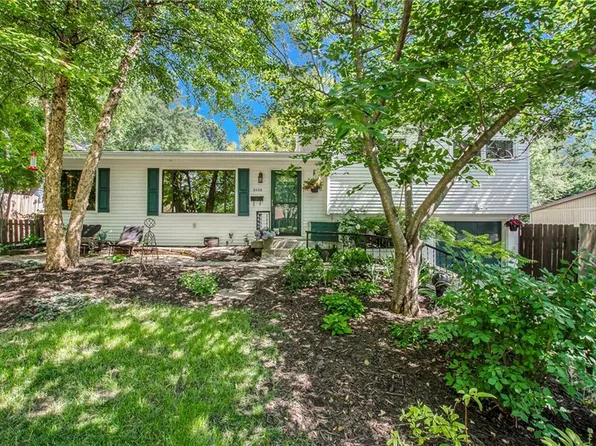 2003 NE 62nd St, Kansas City, MO 64118