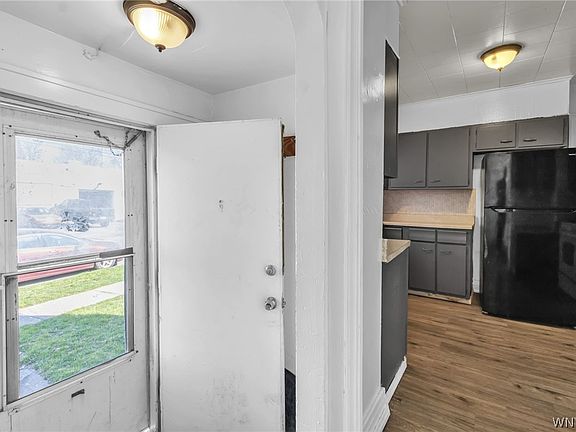 3rd image of 2143 Niagara St