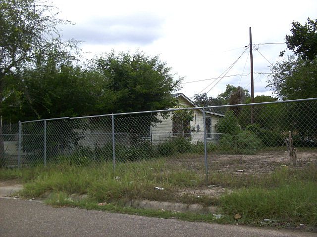 2nd image of 106 N Cedro St