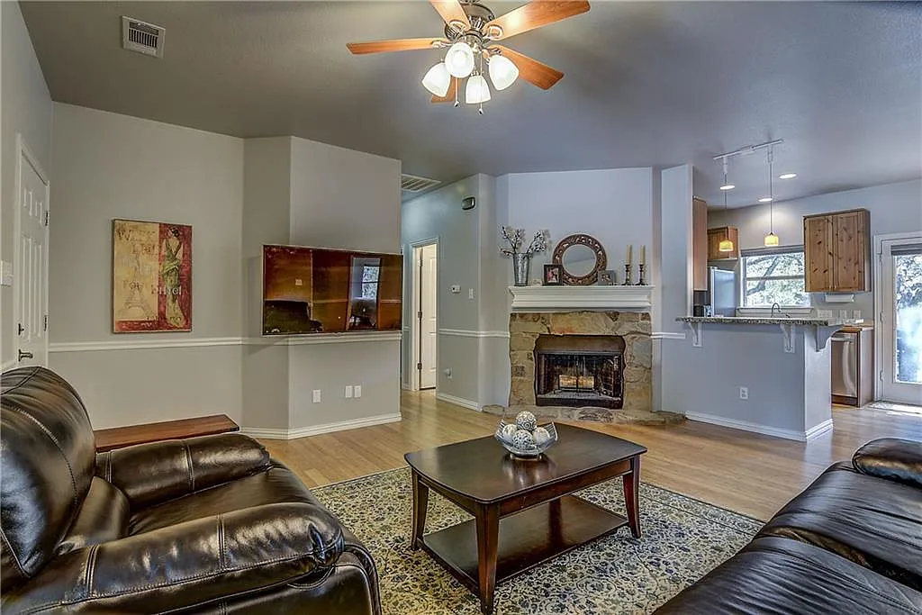 3 bed, 2.0 bath, 1288 sqft, $2,100 — Photo 4