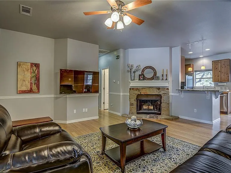 17106 Oak Cliff Cir — Photo 4