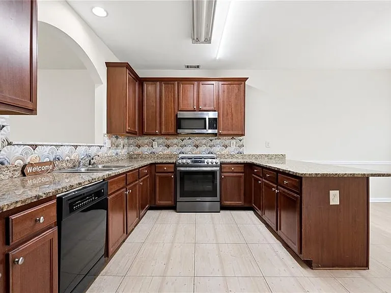 6199 Thorncrest Dr — Photo 8
