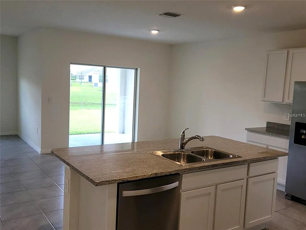 4 bed, 2.0 bath, 2045 sqft, $2,595 — Photo 4