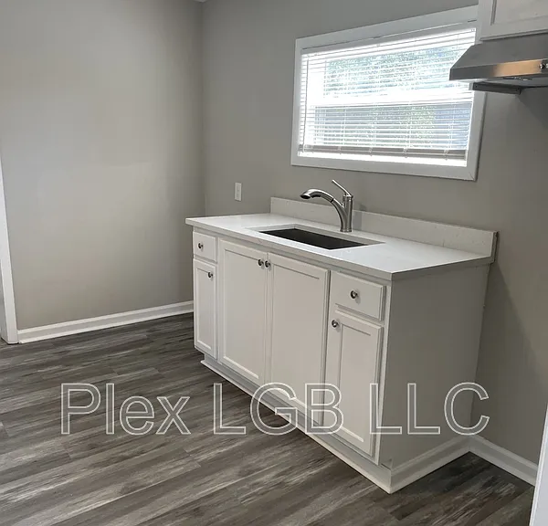 110 Oak Ln — Photo 4