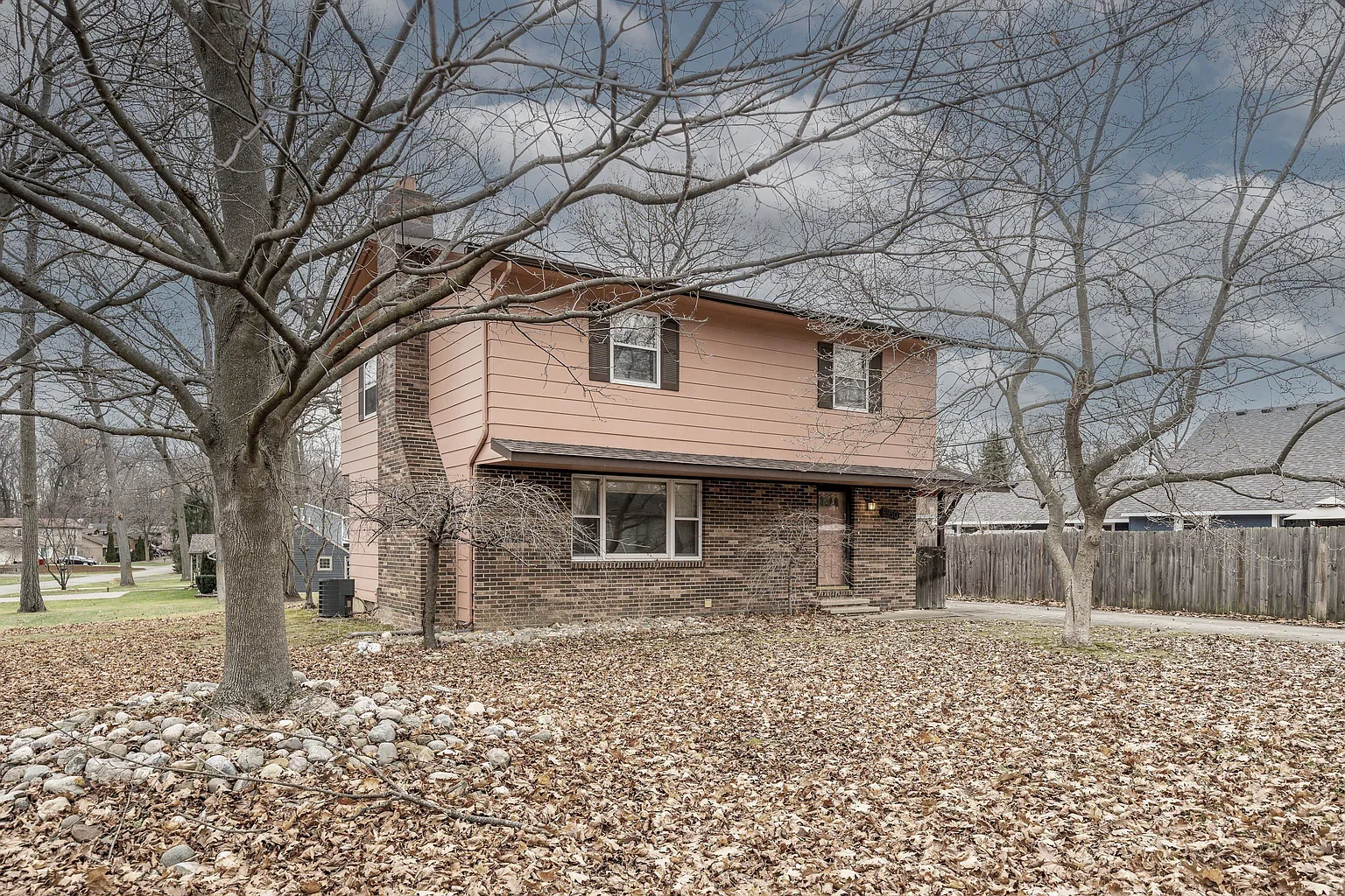 6950 Woodview Ct photo 1