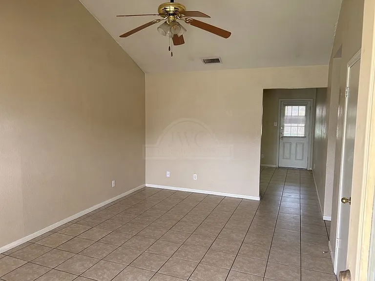 1905 Windward Dr — Photo 3