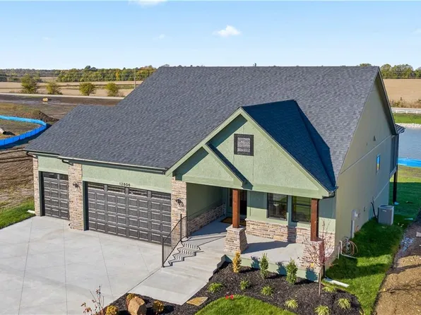 12806 S Foxborough Ct, Lake Lotawana, MO 64086