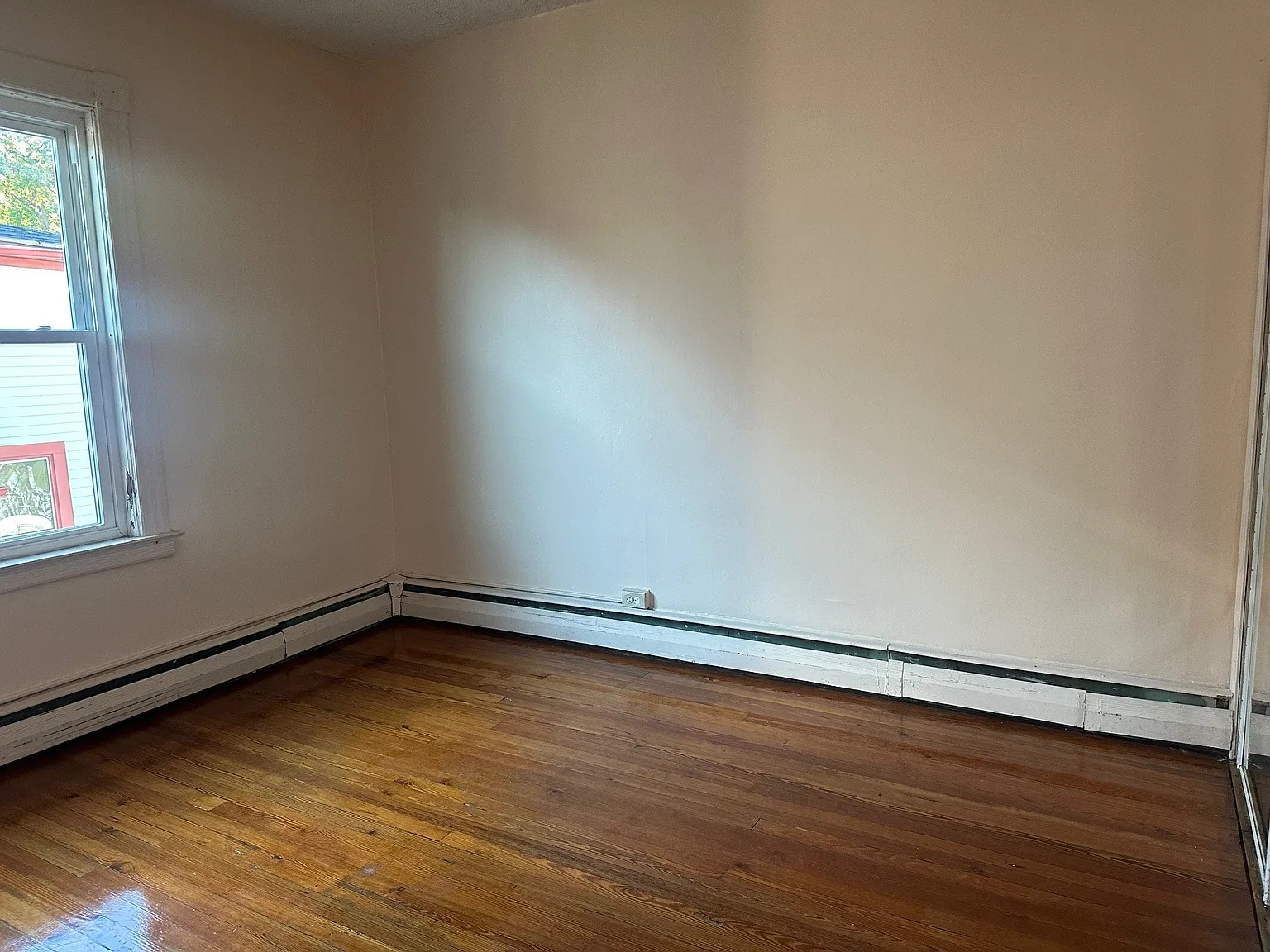 3 bed, 1.0 bath, 3510 sqft, $1,700 — Photo 2