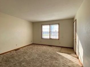208 Stonewall Ct APT 2*, Nappanee, IN 46550