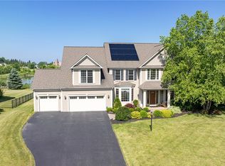 4 Crowne Pointe Dr, Penfield, NY 14526