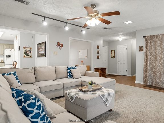 4th image of 3706 Valley Oaks Dr