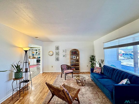 2nd image of 601 W Yucca Ave