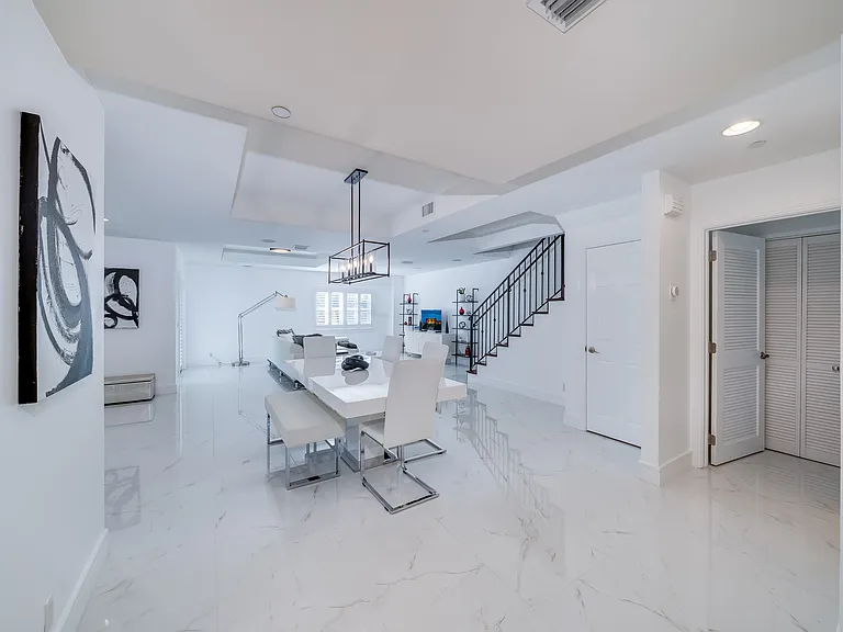 1112 NE 17th Way #1112 — Photo 2