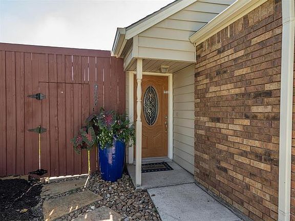 2nd image of 927 Sugarberry Dr
