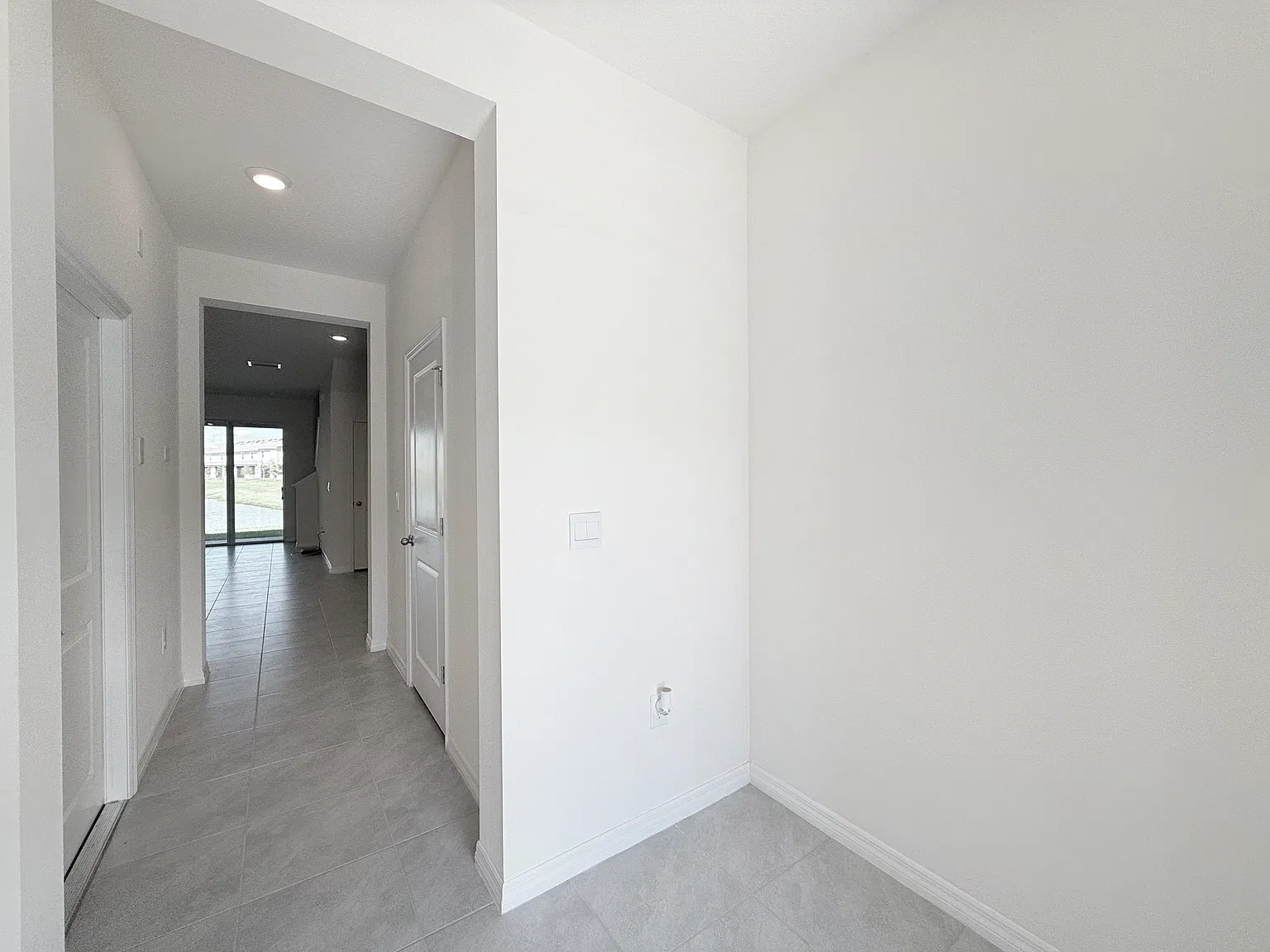 3 bed, 2.5 bath, 1673 sqft, $2,100 — Photo 4