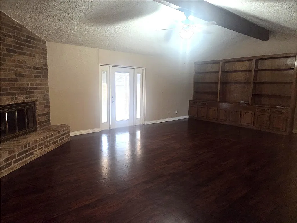 3 bed, 2.0 bath, 2069 sqft, $2,300 — Photo 3