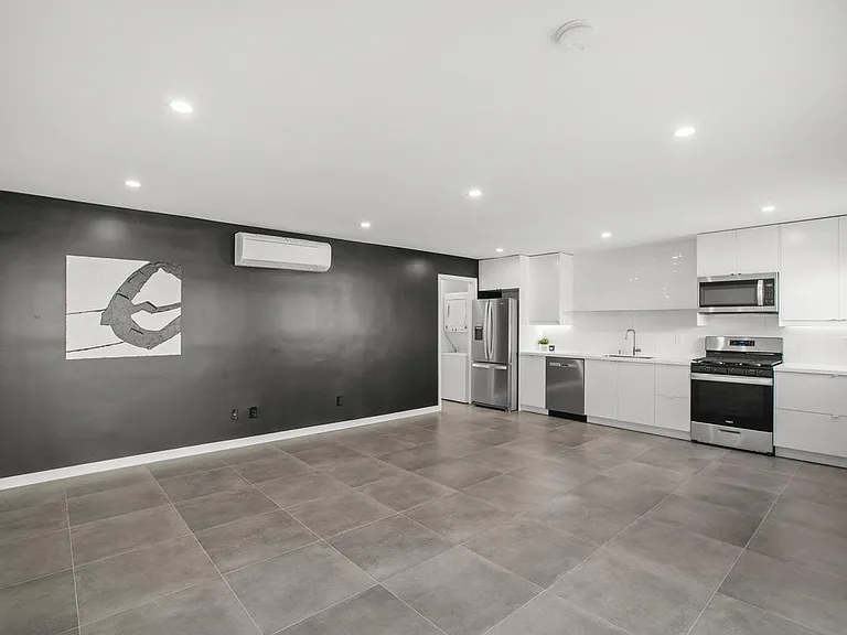 1228 Essex St #2 — Photo 4