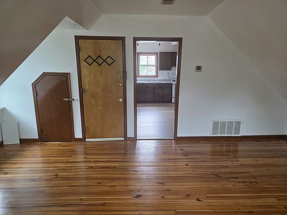3rd image of 163 King George St APT 4