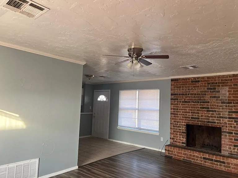 4803 NW Floyd Ave — Photo 2