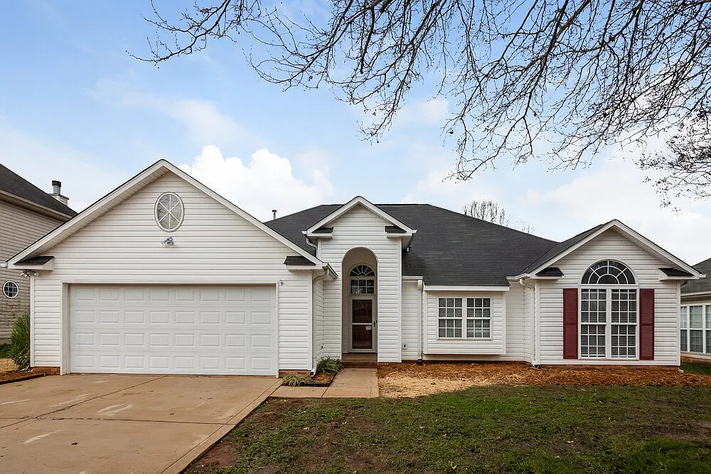 3 bed, 2.0 bath, 1584 sqft, $2,120 — Photo 1
