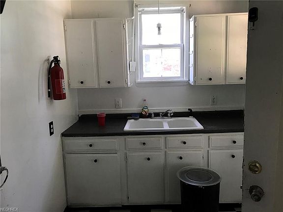 5th image of 297 Woodside Ave