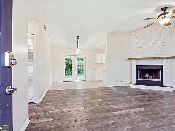 4th image of 803 Regal Rd